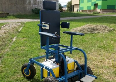 Silla de ruedas motorizada para niños con parálisis cerebral